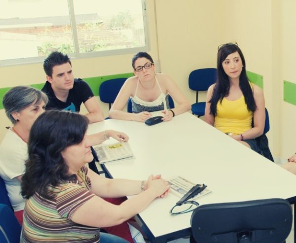 Un grupo de adultos aprendiendo inglés con Fluency Idiomas.