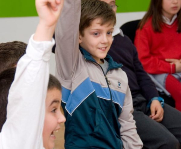 Un grupo de niños aprendiendo inglés con Fluency Idiomas.